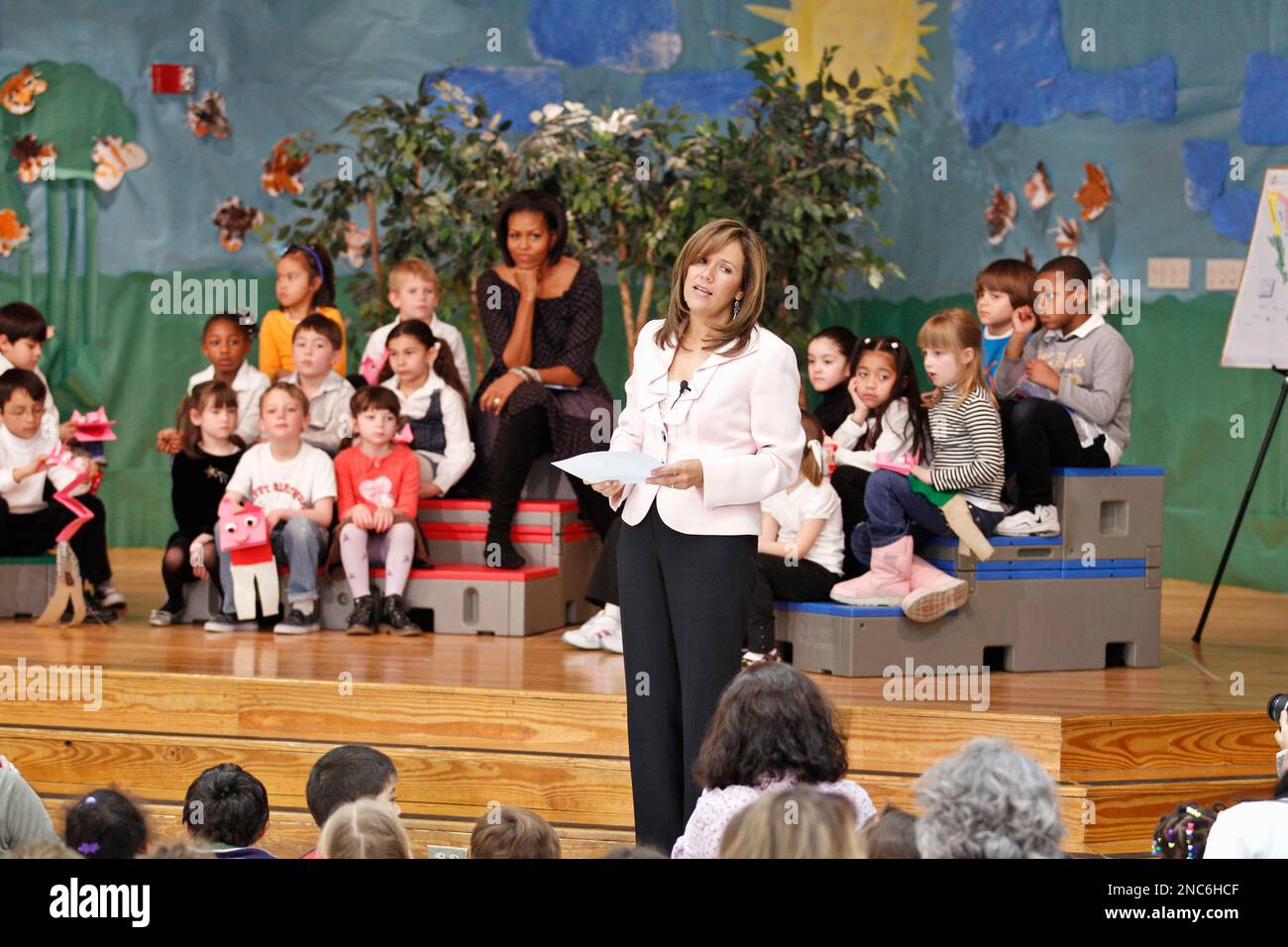 First Lady Michelle Obama and students watch as Mexico's first lady