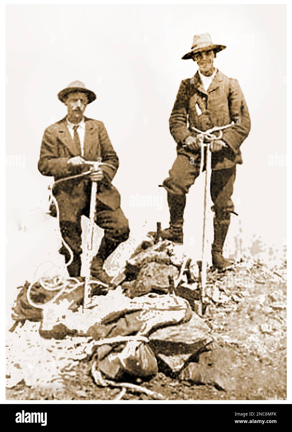 An old photo of F Ormiston- Smith and guide Christian Bergner on the summit of the Wetterhorn in 1905.  Frank Ormiston-Smith was accompanied by the guide Christian Bergner  == Ein altes Foto von F. Ormiston-Smith und Guide Christian Bergner auf dem Gipfel des Wetterhorns im Jahr 1905.  Frank Ormiston-Smith wurde begleitet von dem Guide Christian Bergner,  == Une vieille photo de F Ormiston-Smith et du guide Christian Bergner au sommet du Wetterhorn en 1905.  Frank Ormiston-Smith était accompagné du guide Christian Bergner. Stock Photo