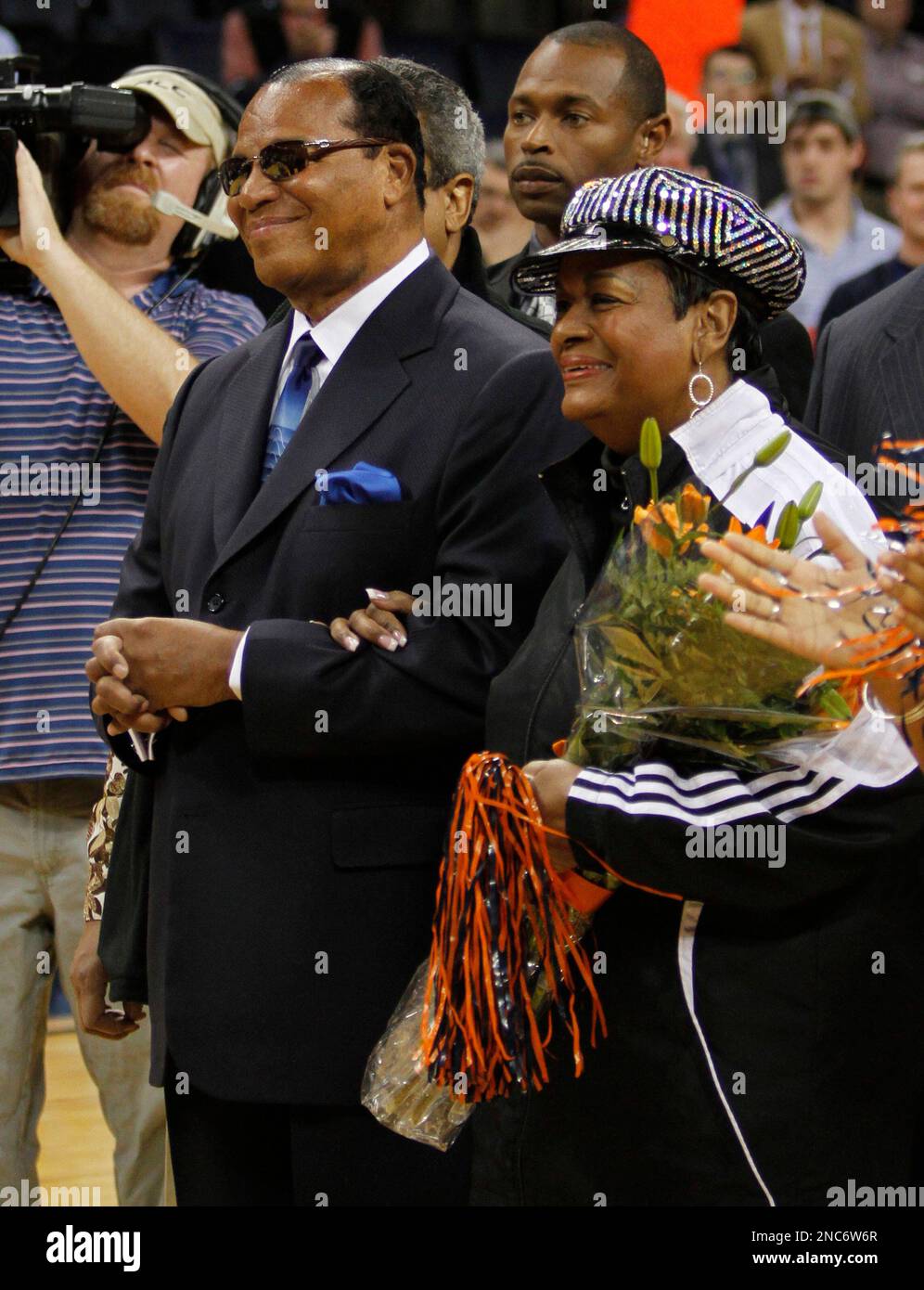 Hidden photo of Obama and Farrakhan released in new book | News |  phillytrib.com, image size:996x1390