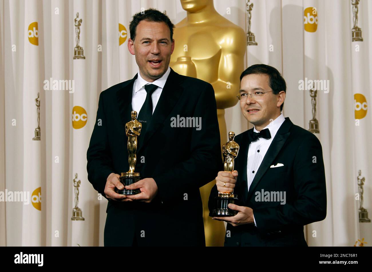 Shaun Tan and Andrew Ruhemann pose backstage with the Oscar for best ...