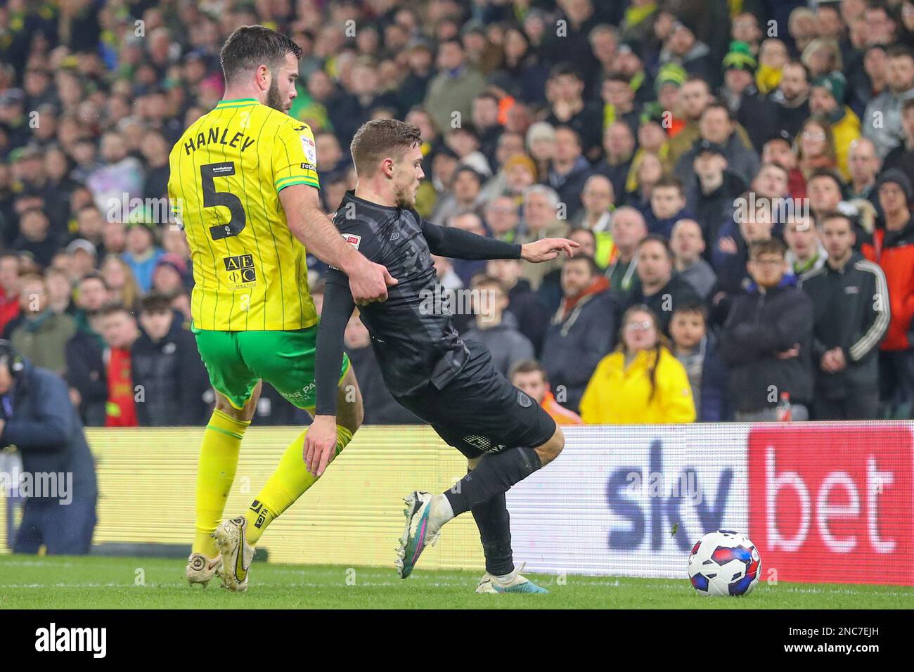 Grant Hanley #5 of Noriwch City tackles Regan Slater #27 of Hull City during the Sky Bet Championship match Norwich City vs Hull City at Carrow Road, Norwich, United Kingdom, 14th February 2023  (Photo by Gareth Evans/News Images) Stock Photo