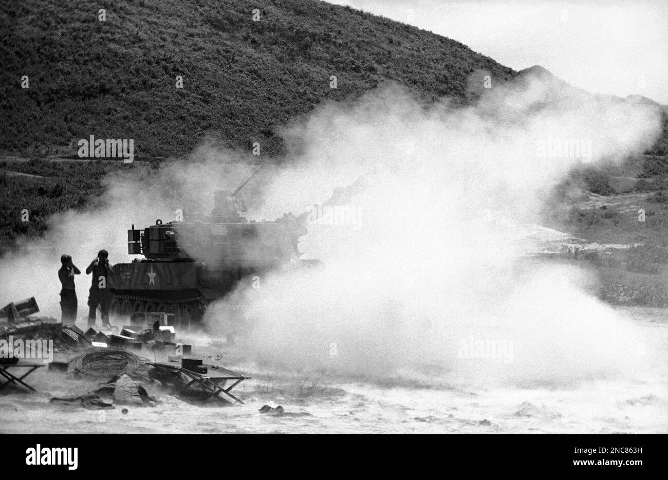 GI’s from the XXLV corps artillery unit fire a self-propelled 115mm ...