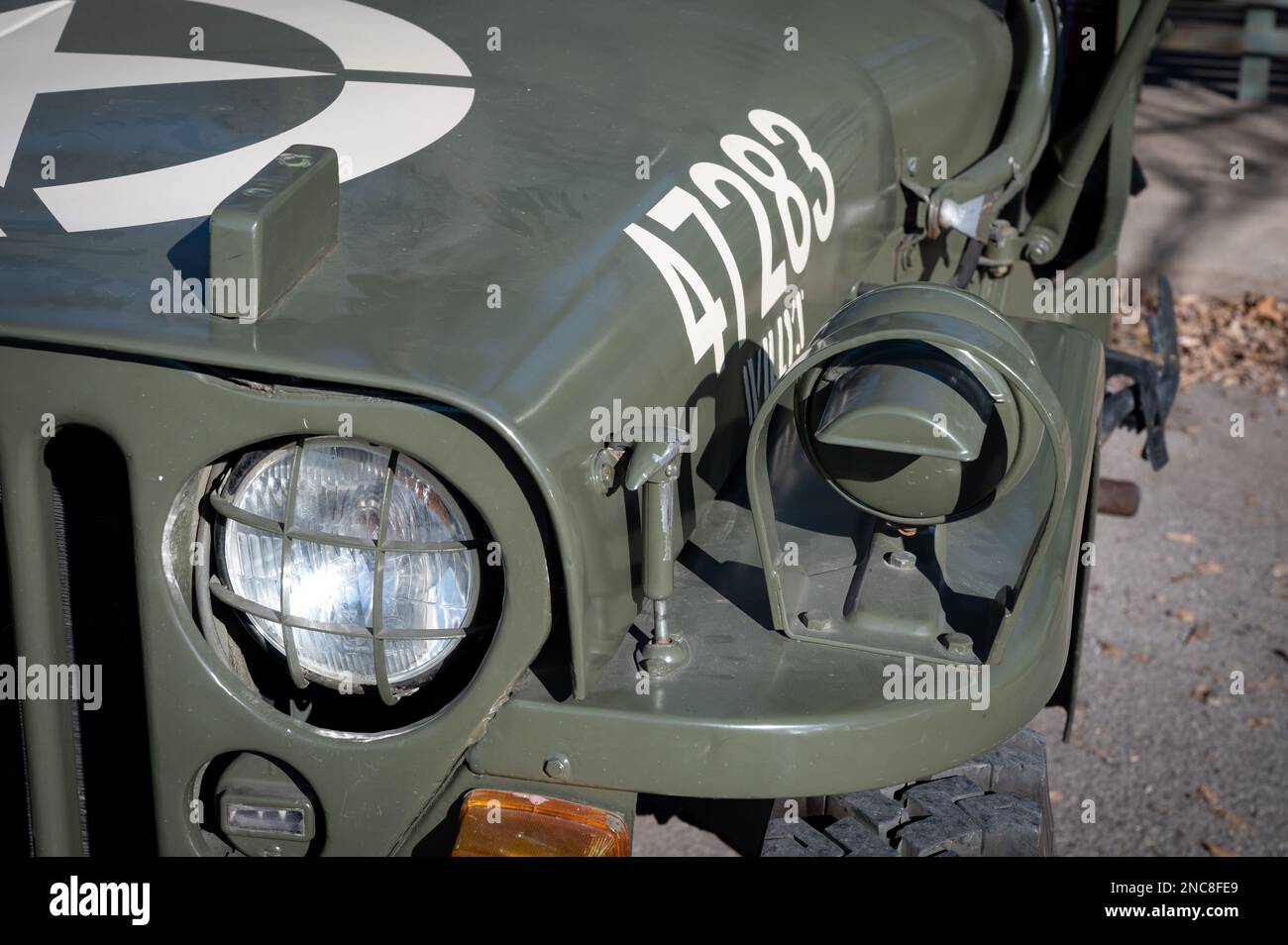 https://c8.alamy.com/comp/2NC8FE9/blackout-lights-detail-of-an-old-green-jeep-willys-military-suv-2NC8FE9.jpg