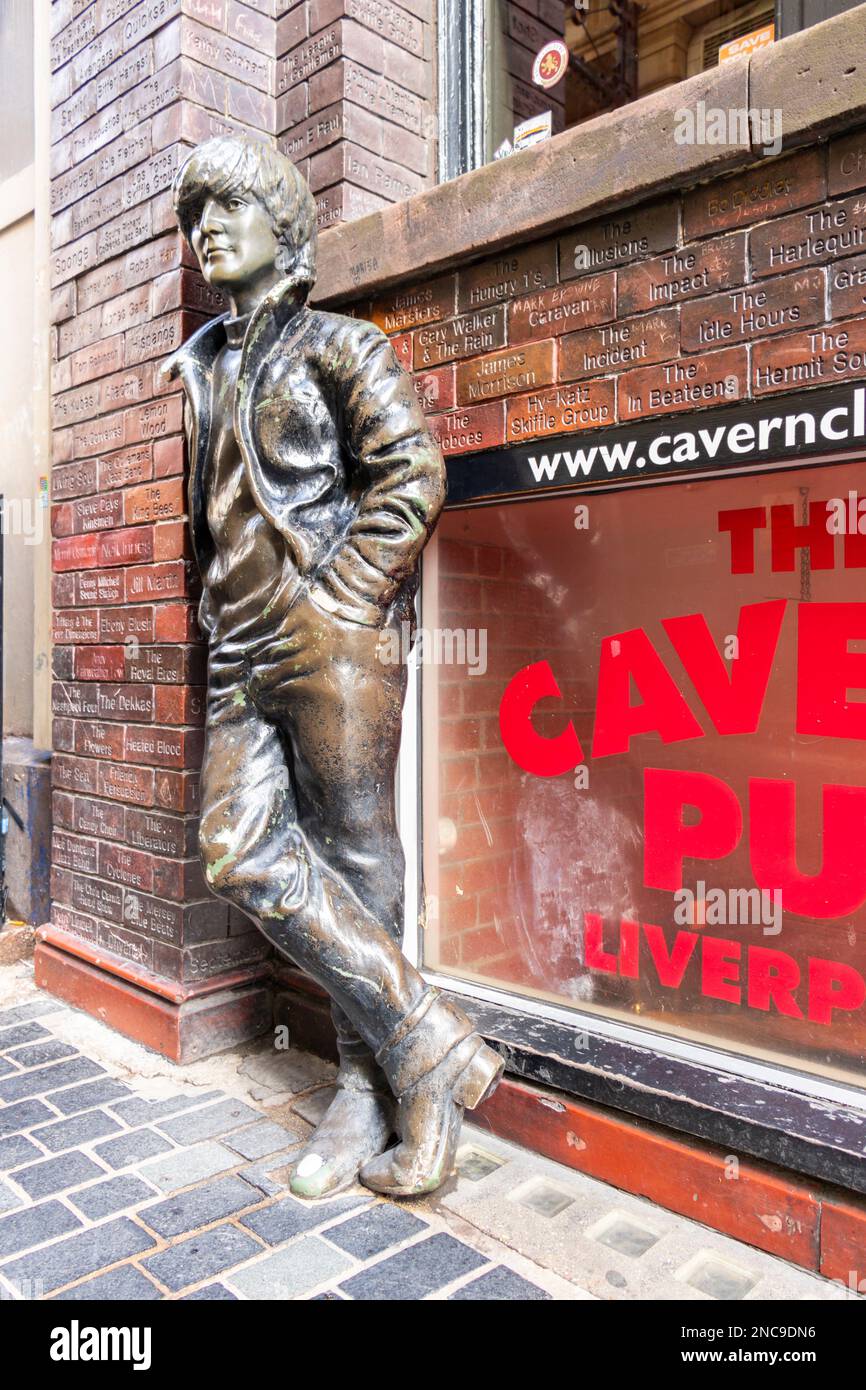 bronze John Lennon of the Beatles statue sculpture outside the cavern pub 1960s in Liverpool Merseyside Stock Photo