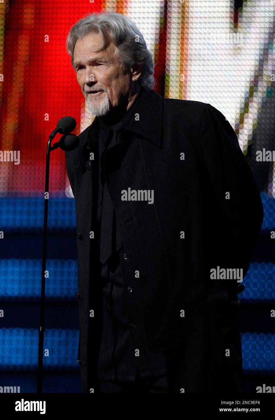 kris-kristofferson-introduces-barbra-streisand-at-the-53rd-annual