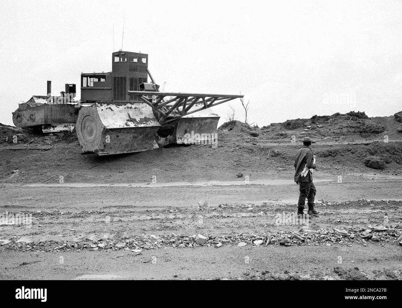 U S Army engineers at Long Binh are testing and evaluating 97 ton U S Army engineers at Long Binh are testing and evaluating 97 ton