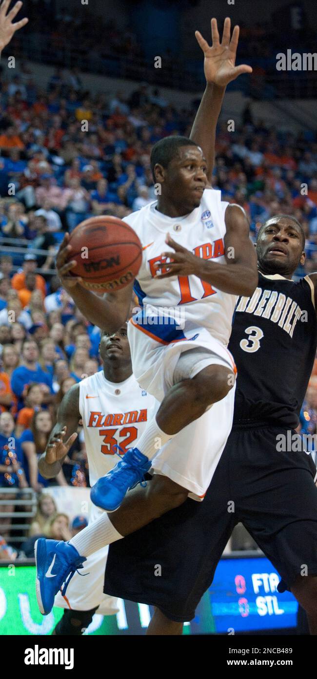 Florida guard Erving Walker (11) tries to pass the ball with Vanderbilt