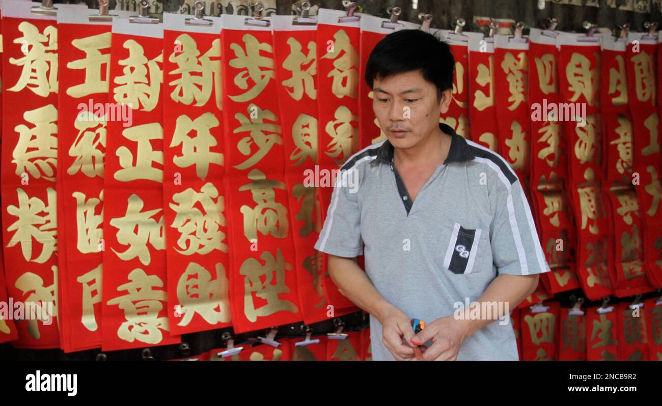 A Thai customer selects a home decoration item of Chinese ...