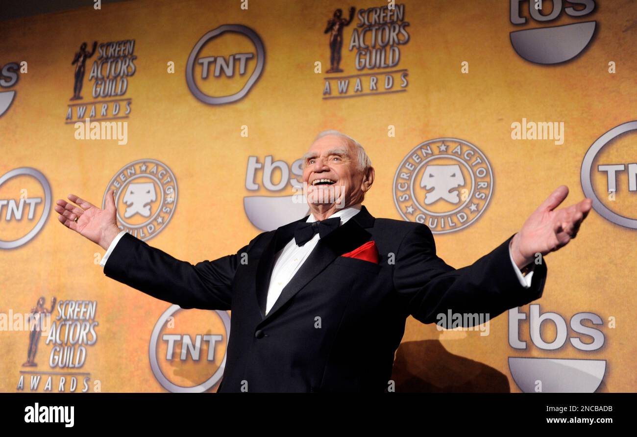 Ernest poses backstage after receiving the life achievement(02)