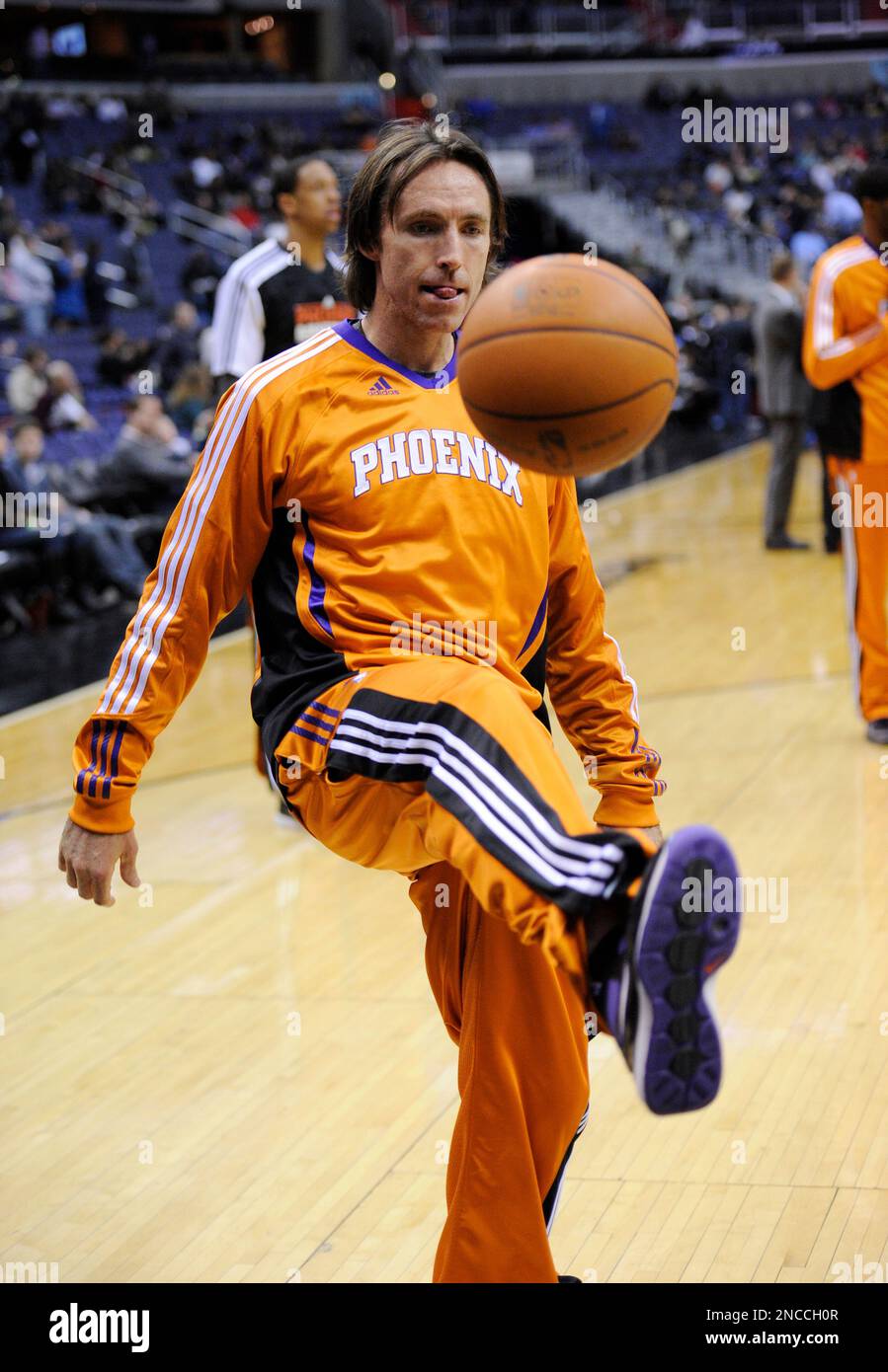 Phoenix Suns guard Steve Nash (13) looks to pass against the Washington  Wizards during an NBA basketball game, Sunday, Nov. 8, 2009, in Washington.  The Suns won 102-90. (AP Photo/Nick Wass Stock Photo - Alamy