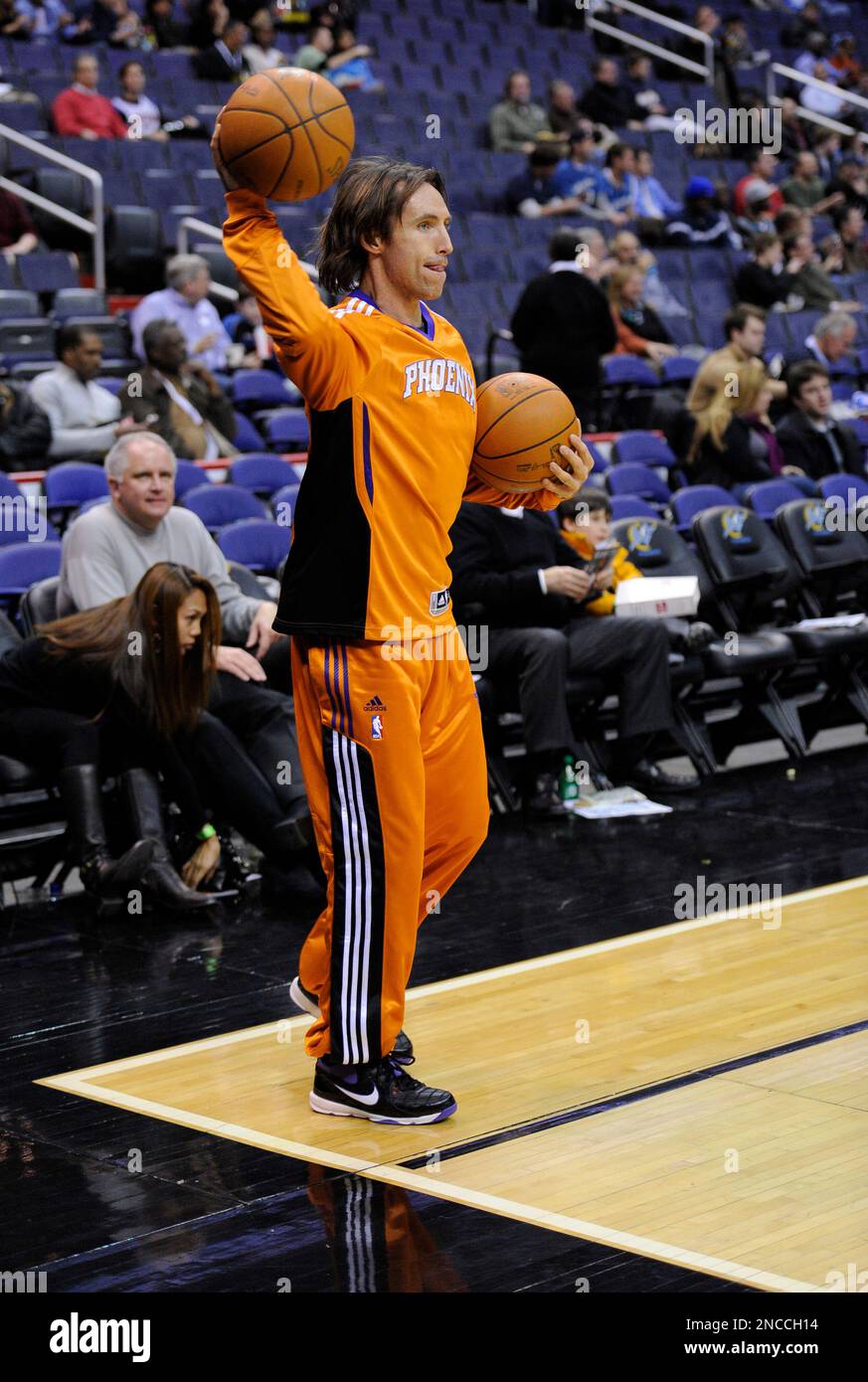 Phoenix Suns guard Steve Nash (13) looks to pass against the Washington  Wizards during an NBA basketball game, Sunday, Nov. 8, 2009, in Washington.  The Suns won 102-90. (AP Photo/Nick Wass Stock Photo - Alamy