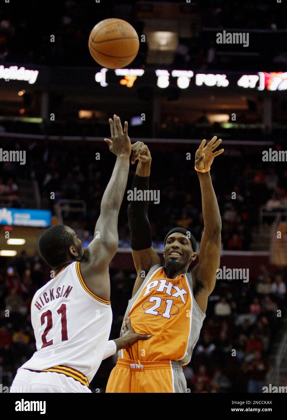 Phoenix Suns' Hakim Warrick (21) passes the ball over Cleveland ...