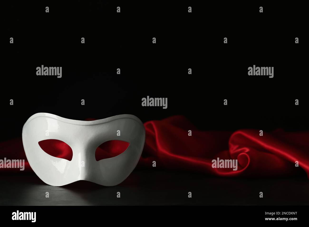 Red masquerade hi-res stock photography and images - Page 29 - Alamy