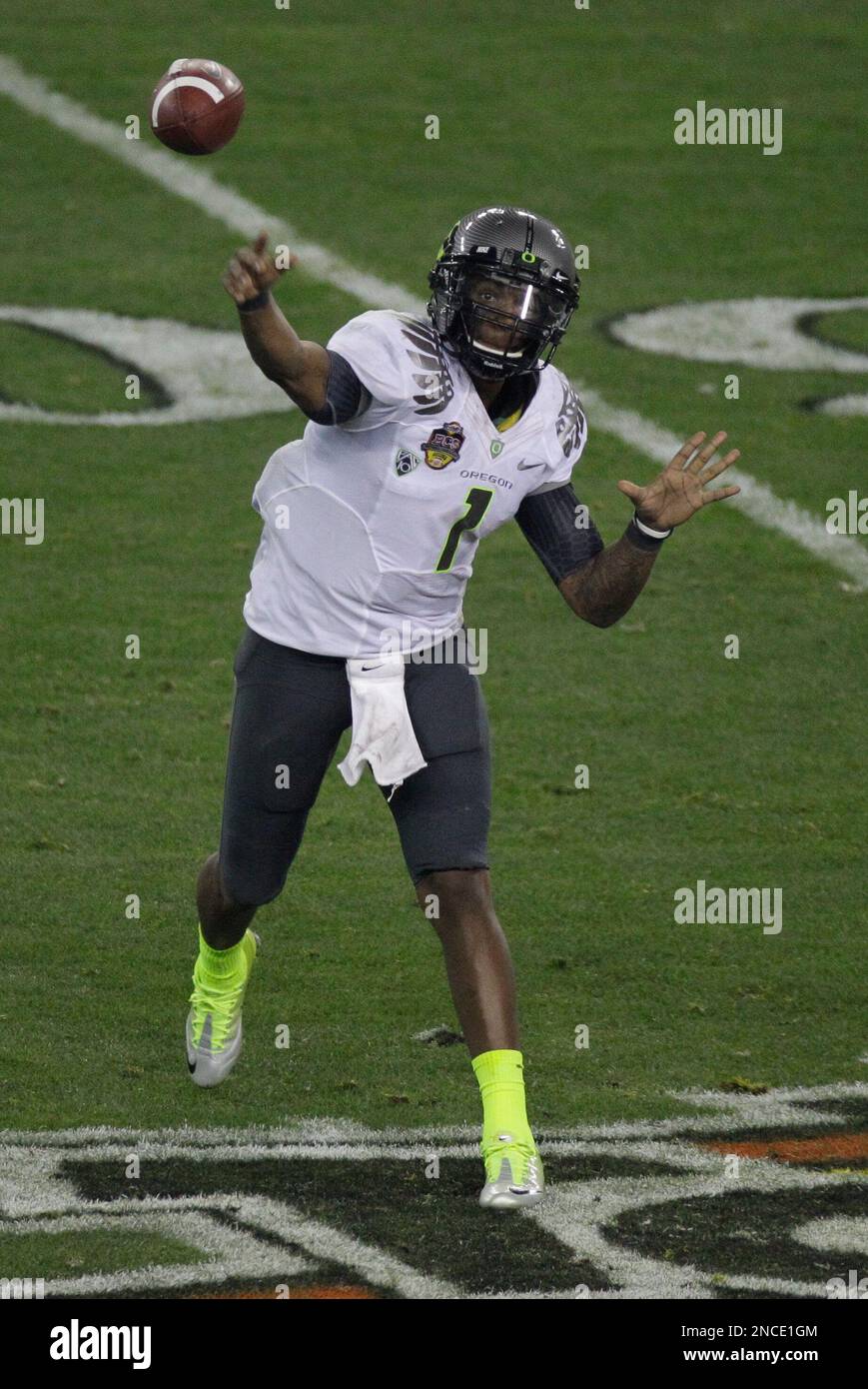 Oregon's Darron Thomas throws a pass during the first half of the BCS  National Championship NCAA college football game Monday, Jan. 10, 2011, in  Glendale, Ariz. (AP Photo/Charlie Riedel Stock Photo - Alamy