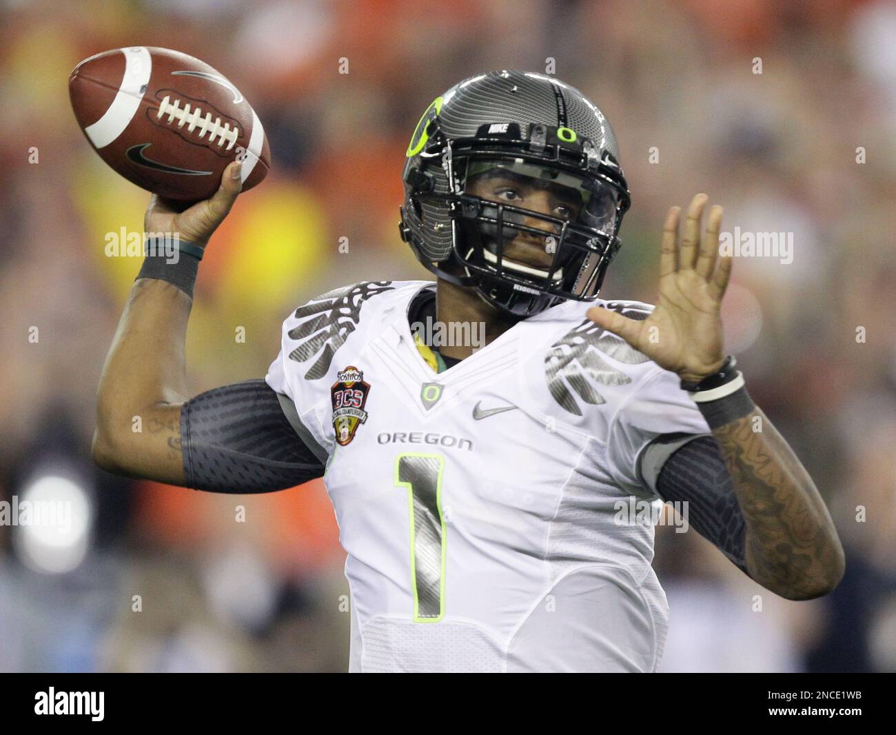 Oregon's Darron Thomas throws a pass during the first half of the BCS  National Championship NCAA college football game Monday, Jan. 10, 2011, in  Glendale, Ariz. (AP Photo/Charlie Riedel Stock Photo - Alamy