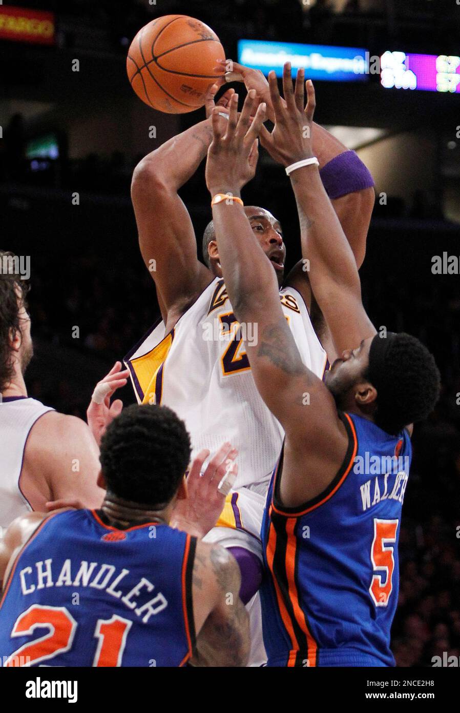 schrobben desinfecteren Prik Los Angeles Lakers guard Kobe Bryant, center, has the ball knocked out of  his hands by the defense of the New York Knicks shooting guard Bill Walker  (5) during the second half