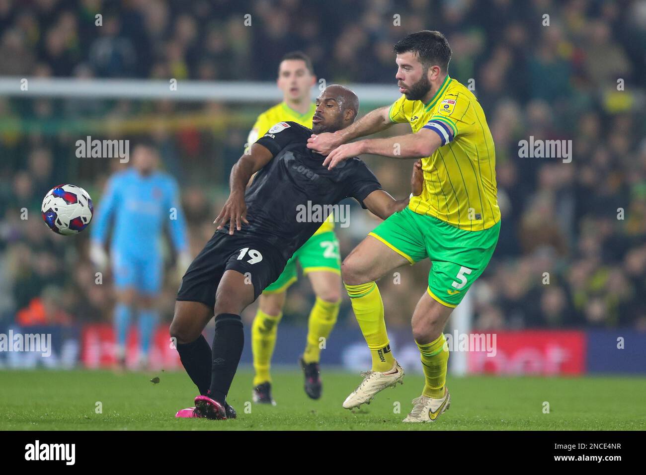 Óscar Estupiñán #19 of Hull City and Grant Hanley #5 of Noriwch City battle for the ball during the Sky Bet Championship match Norwich City vs Hull City at Carrow Road, Norwich, United Kingdom, 14th February 2023  (Photo by Gareth Evans/News Images) Stock Photo