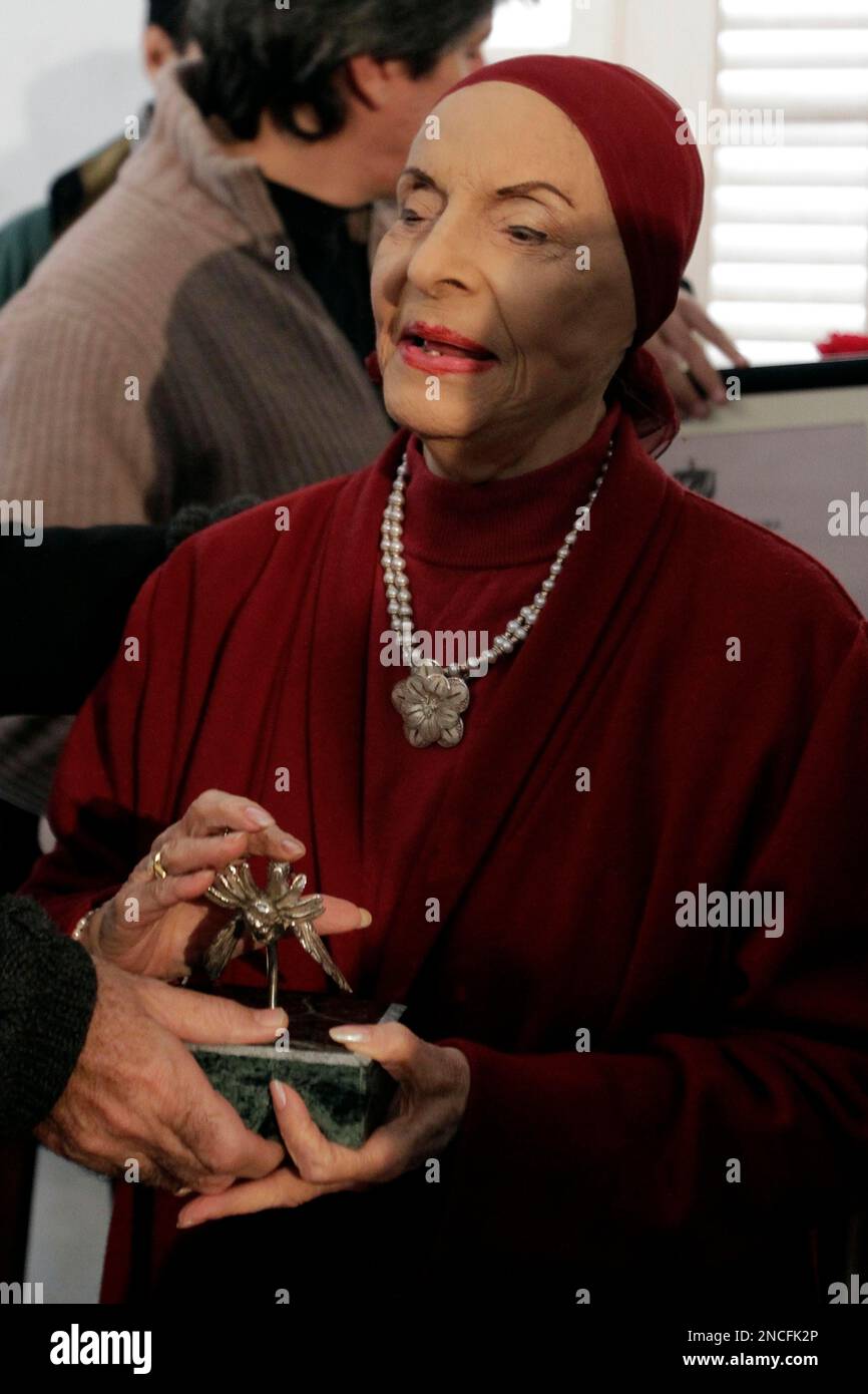Cuba's Prima Ballerina Alicia Alonso, center, holds the 2010 National