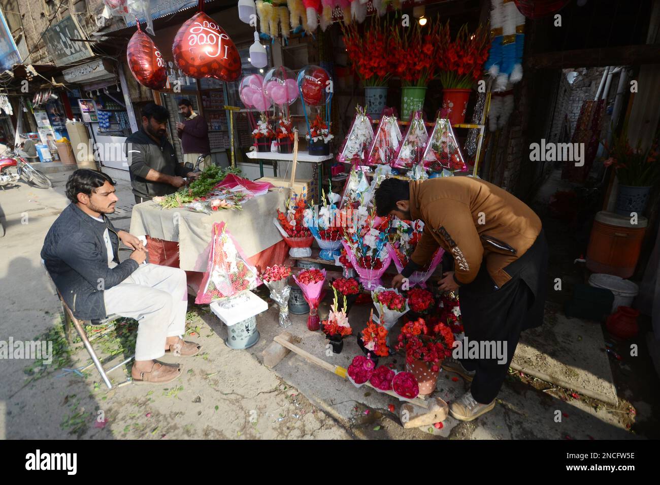 Peshawar, Khyber Pakhtunkhwa, Pakistan. 14th Feb, 2023. People buy