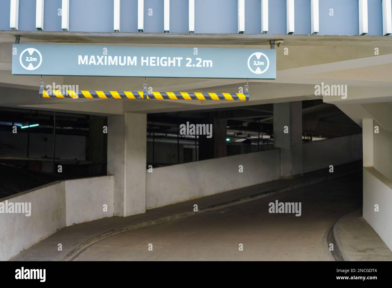 Sign: Maximum Height 2.2m, red and white, hanging from carpark ceiling Stock Photo