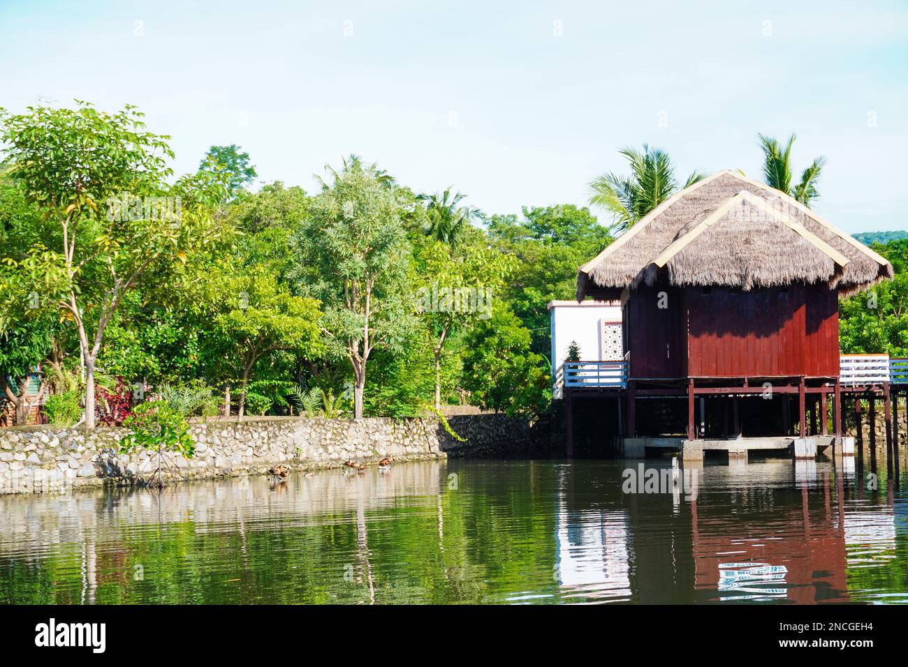 Traditional white cottage hi-res stock photography and images - Alamy