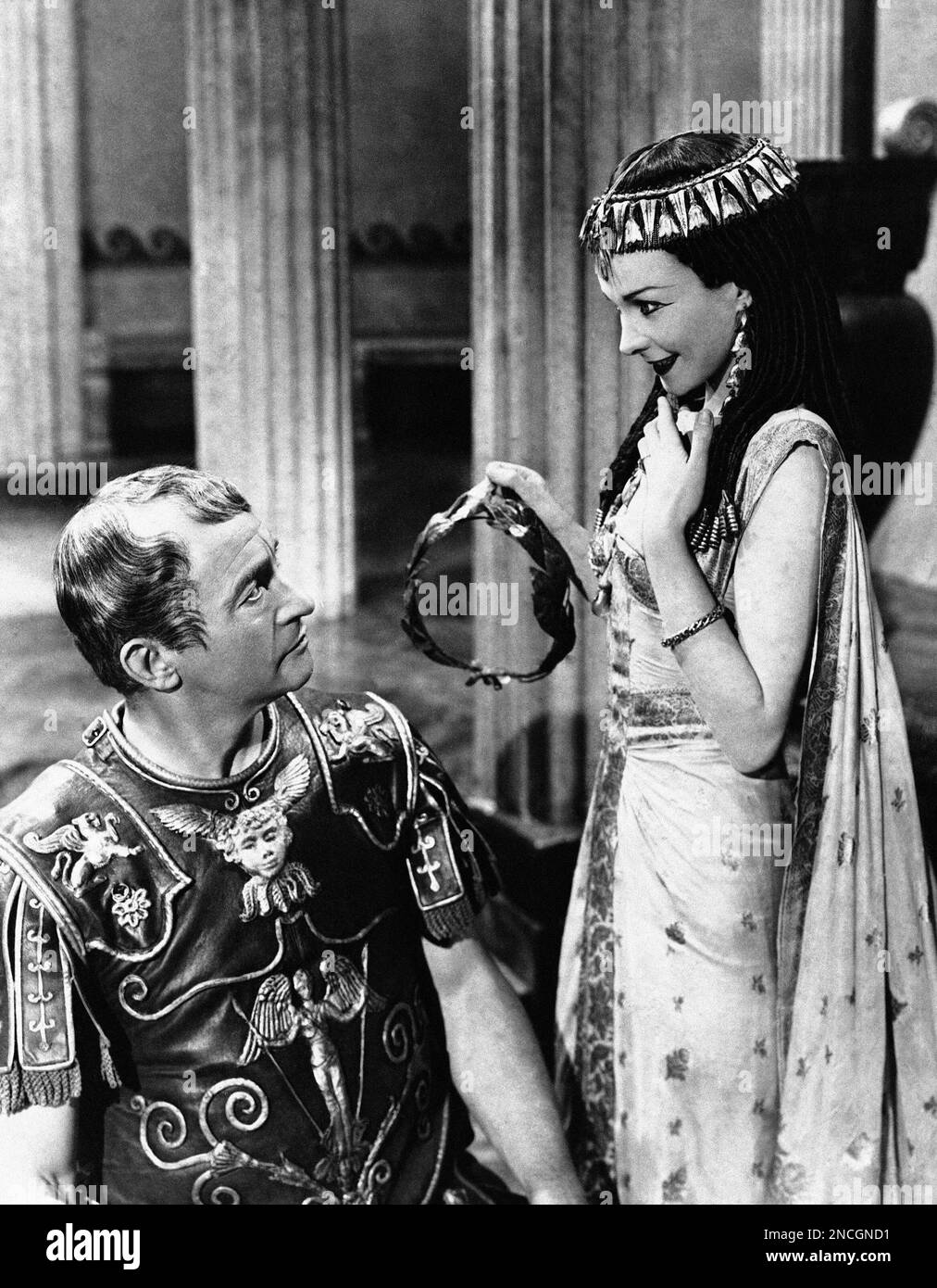 VIVIEN LEIGH in CAESAR AND CLEOPATRA 1945 director GABRIEL PASCAL play /  screenplay George Bernard Shaw decor / costumes Oliver Messell art  direction John Bryan and Hein Heckroth Gabriel Pascal Productions /