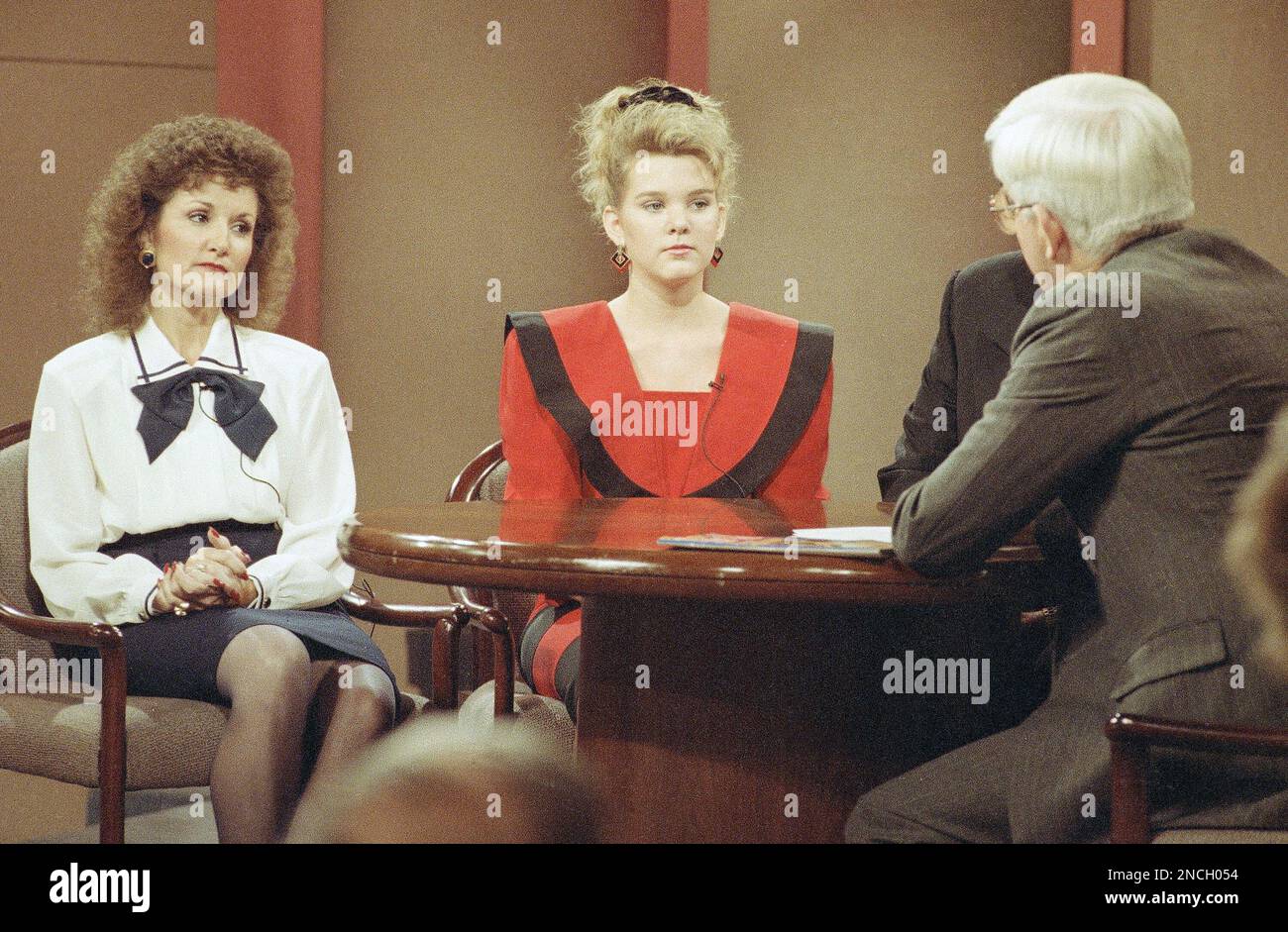 Talk show host Phil Donahue, right, interviews Wanda b Holloway