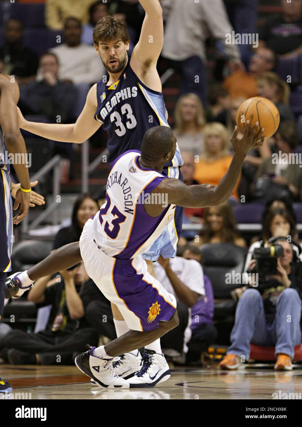 Memphis Grizzlies center Marc Gasol (33), of Spain, fouls Phoenix Suns