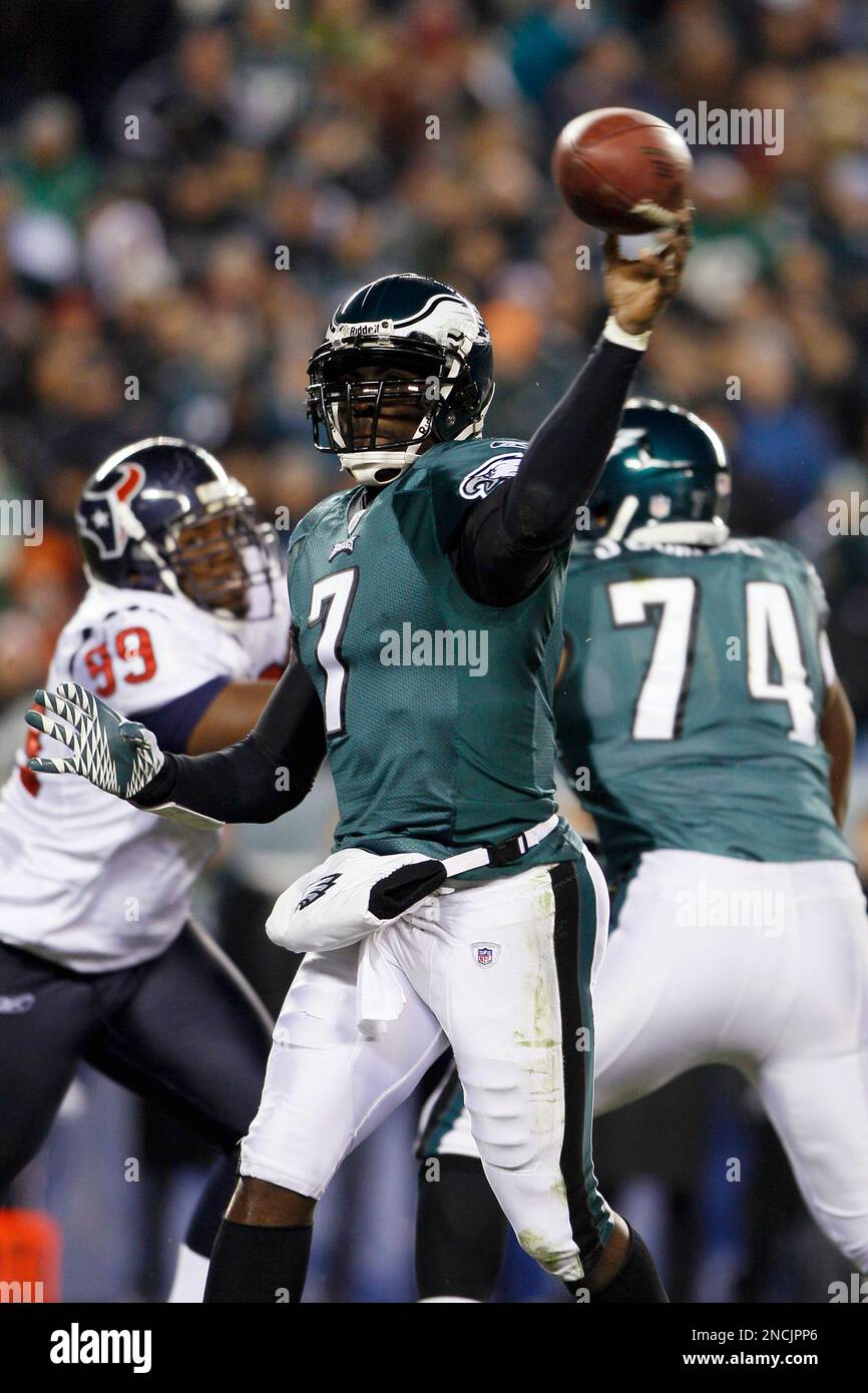 Philadelphia Eagles' Michael Vick throw a pass in the first half of an