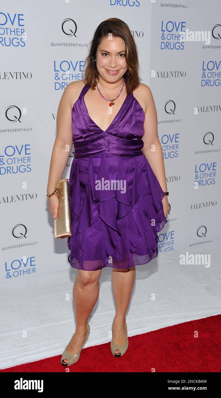 vanessa-aspillaga-attends-the-premiere-of-love-and-other-drugs-at-the