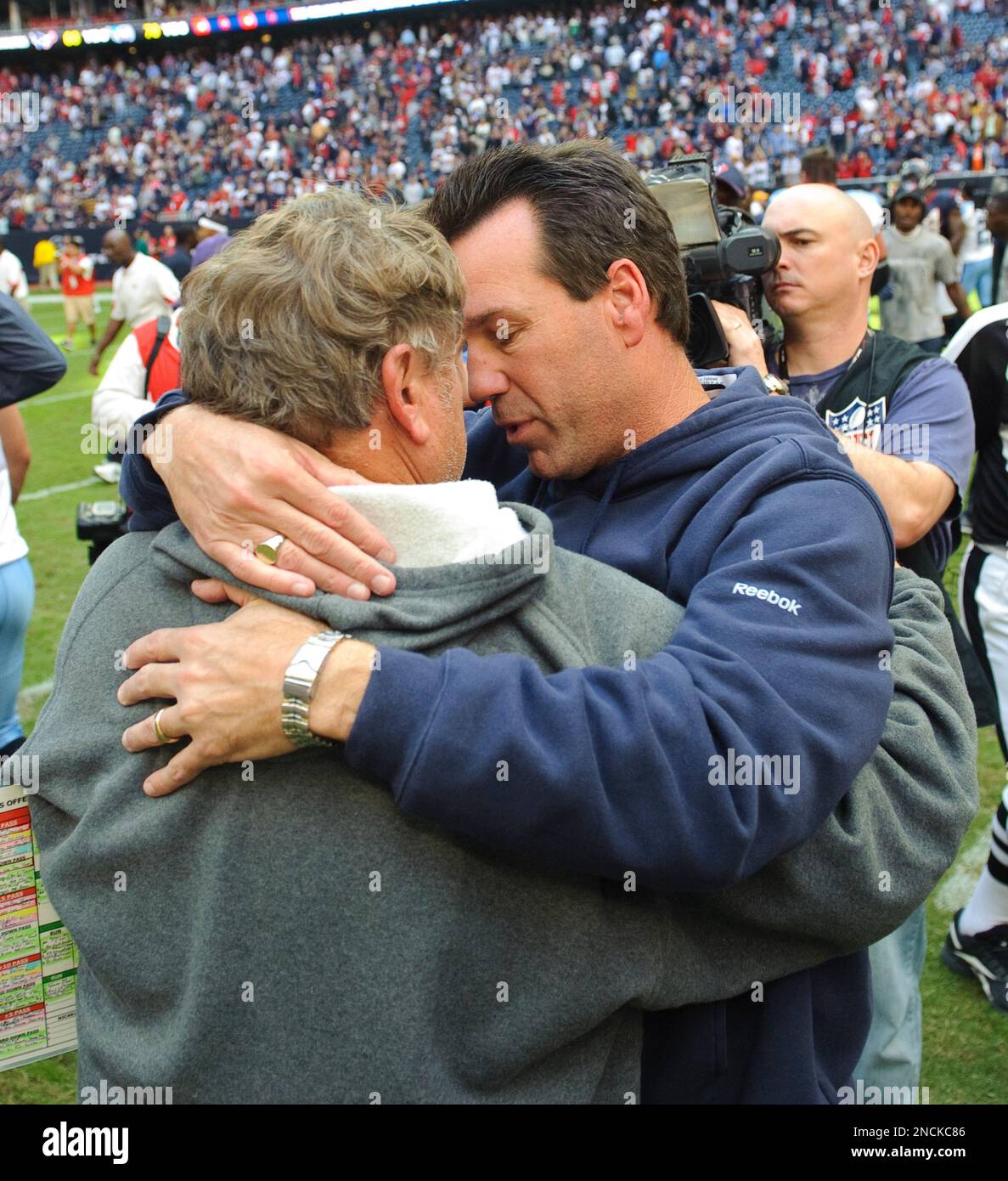 Mike Emeringer Houston Texans' head coach Gary Kubiak, right, hugs Tennessee Titans ...