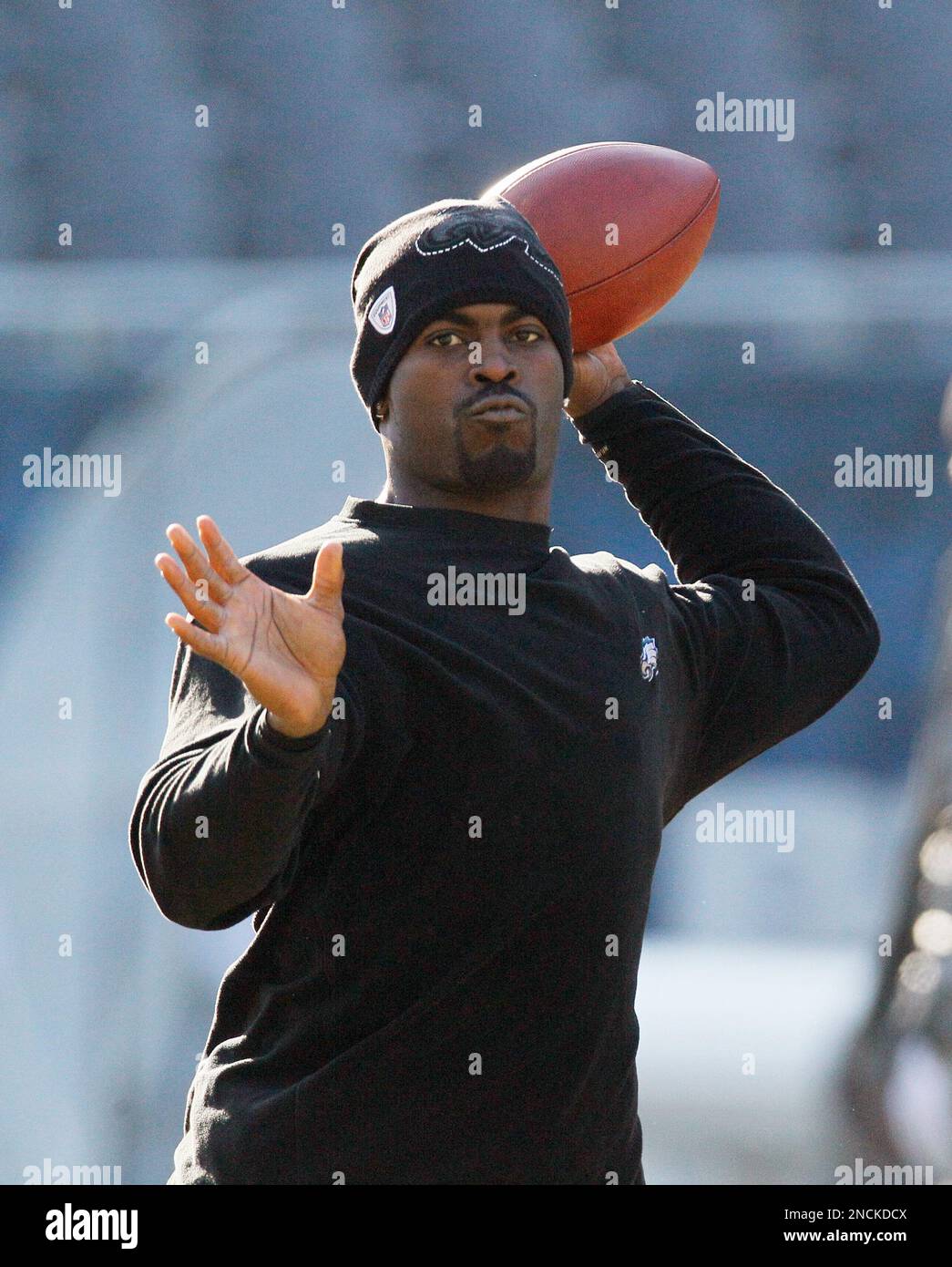 Philadelphia Eagles quarterback Michael Vick warms up before an NFL ...