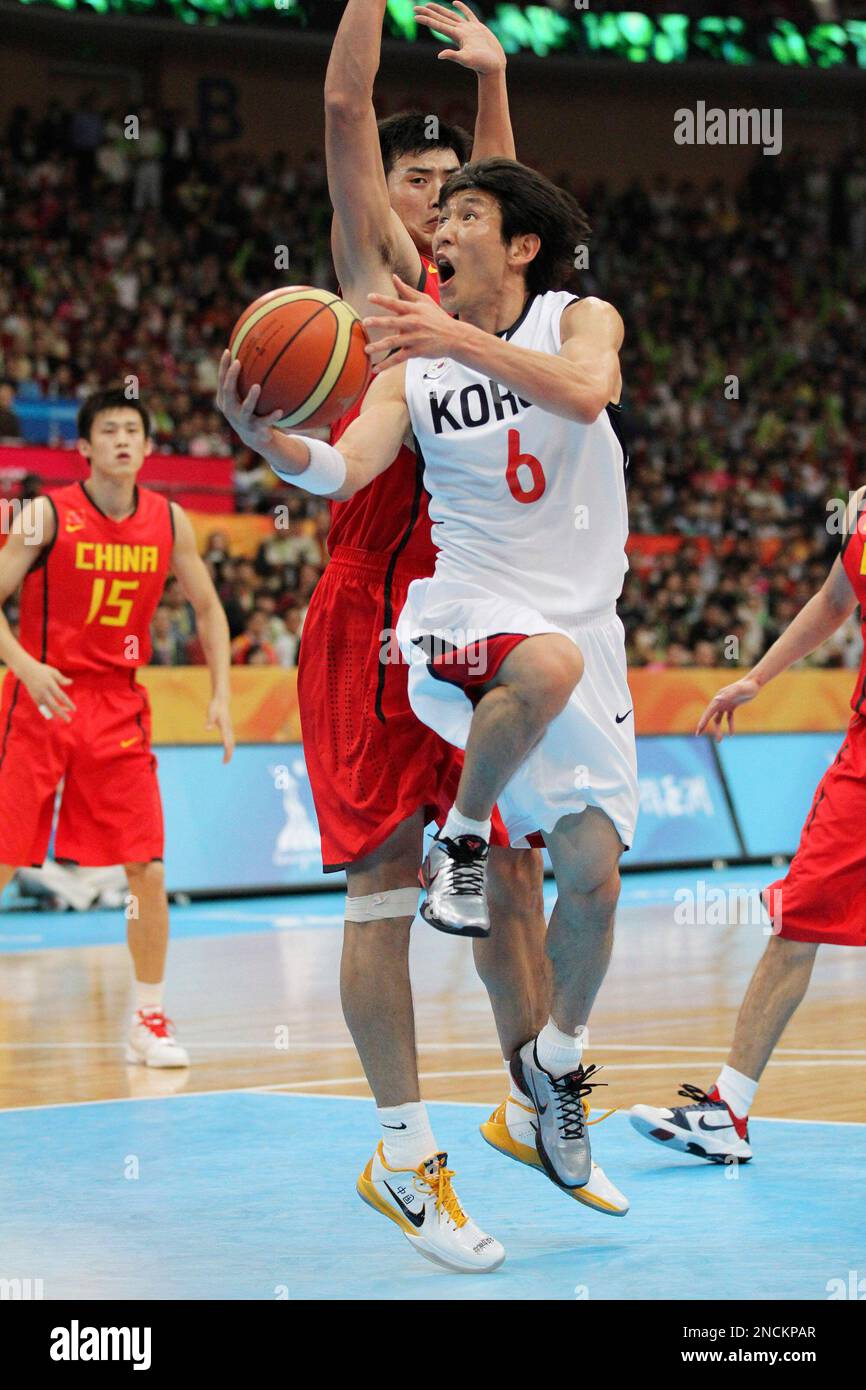 China s Ding Jinhui left attempts to block South Korea s Yang