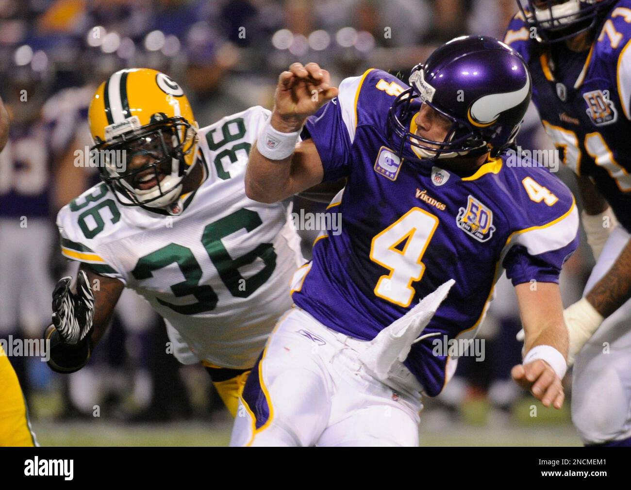 Sept 9, 2010: Minnesota Vikings quarterback Brett Favre (4) warms