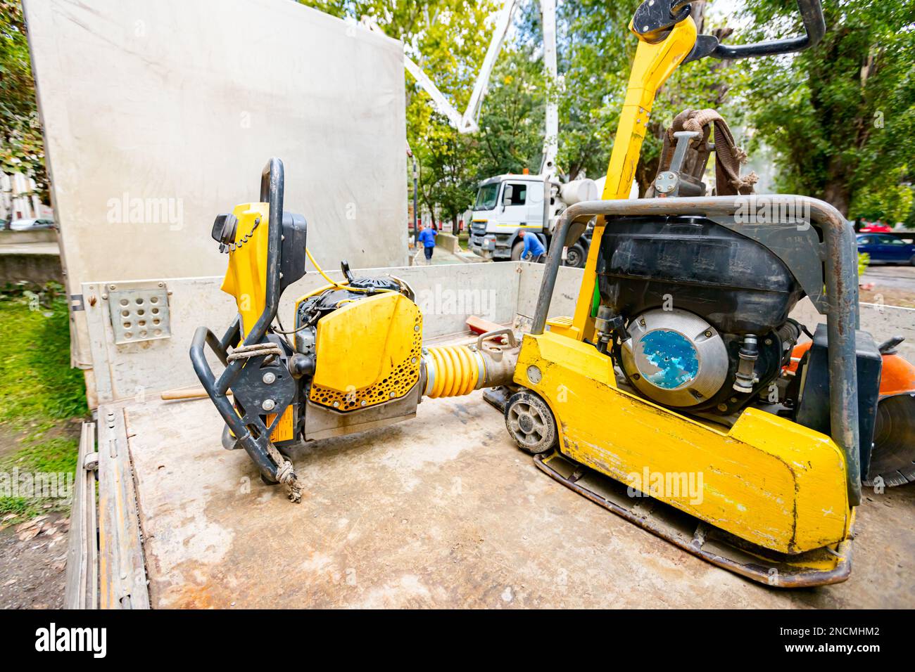 Small plate compactor, standing vibratory hammer and jumping jack ...