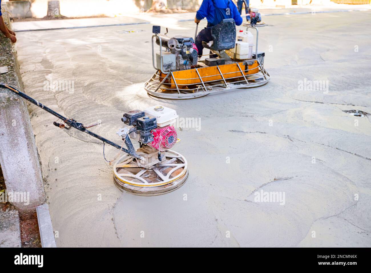 Two types of selfleveling power trowel machine with gas engine have