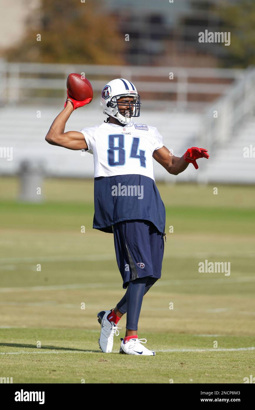 Tennessee Titans wide receiver Randy Moss (84) practices on