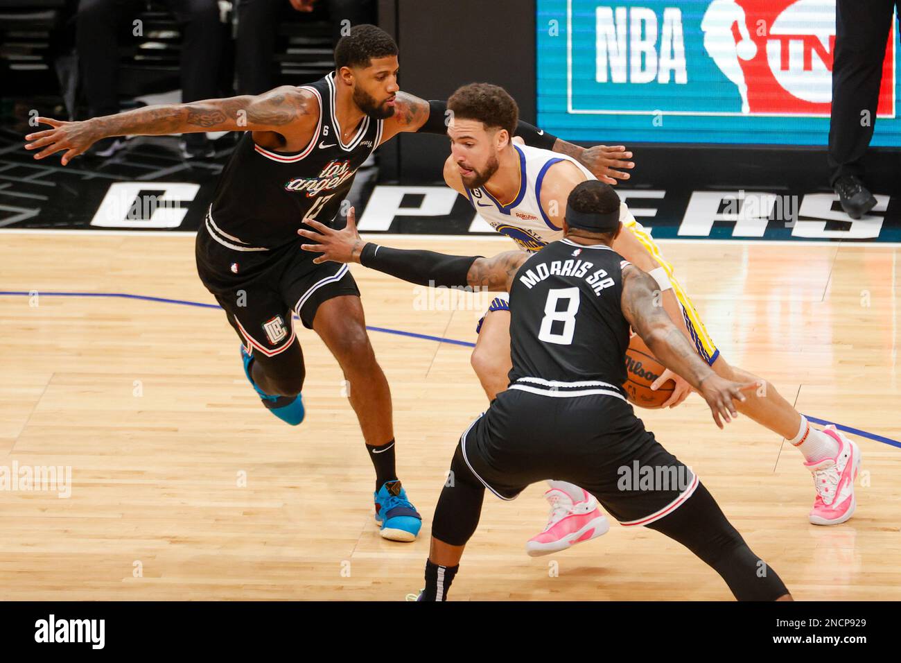 Golden State Warriors guard Klay Thompson (C) drives between Los