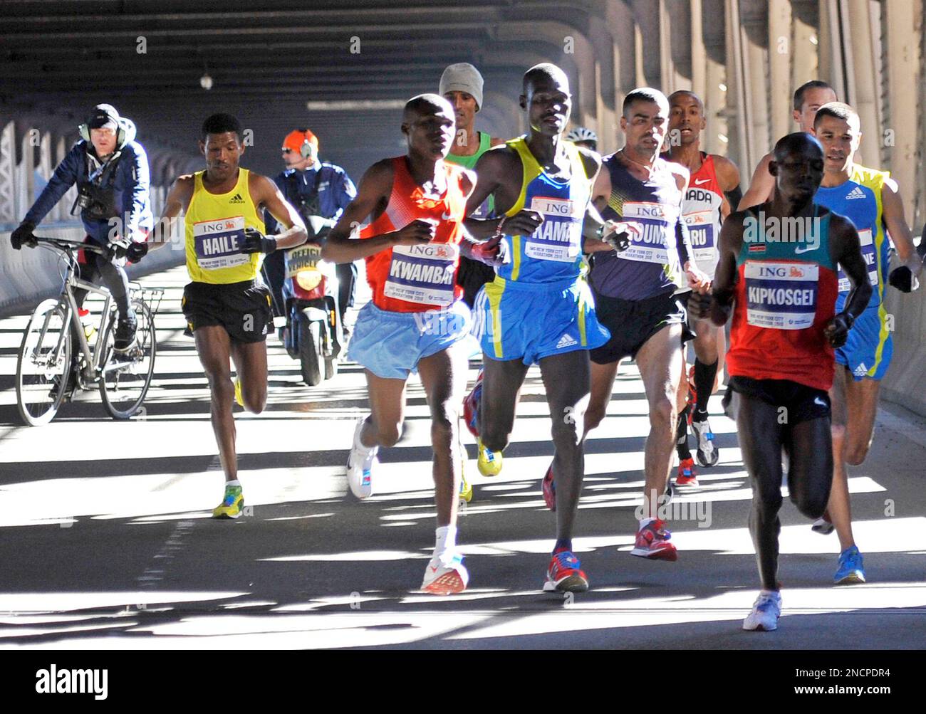 Elite men runners run the lower roadway of the Queensboro Bridge during