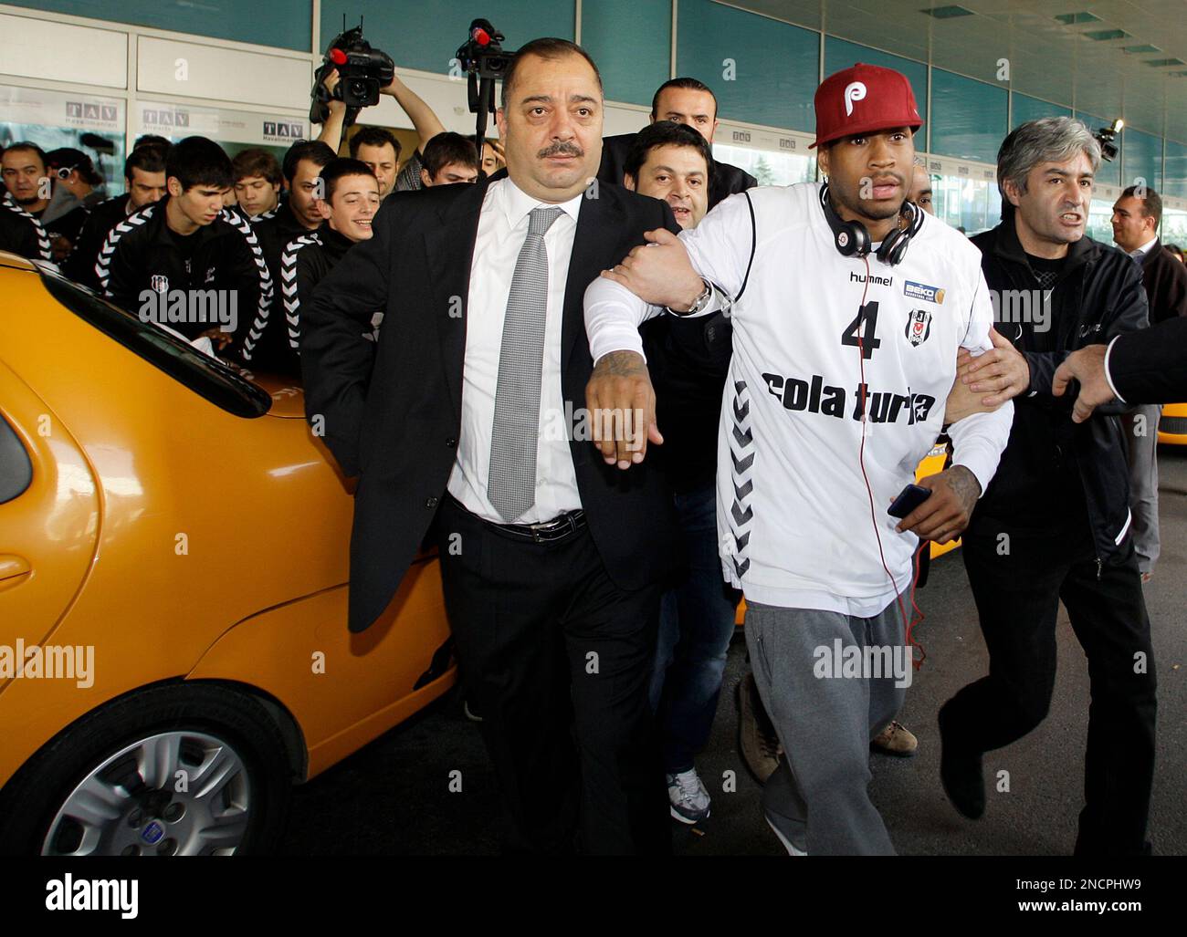 A Chinese fan shows a photo of retired NBA star Allen Iverson during a  press conference for his China tour in Hefei city, east China's Anhui  province Stock Photo - Alamy