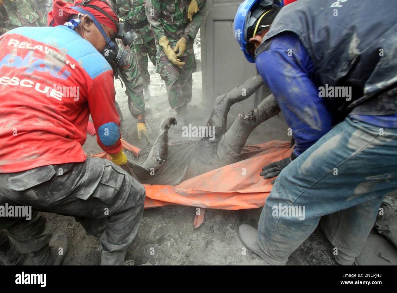** EDS. NOTE: GRAPHIC CONTENT ** Rescuers remove the body of a victim ...