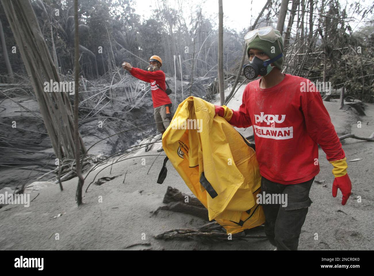 Rescuers search for the victims of Mount Merapi eruption in Wukir Sari ...