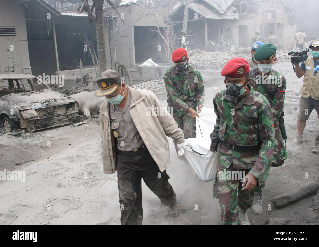Rescuers carry the body of a victim of Mount Merapi eruption in ...