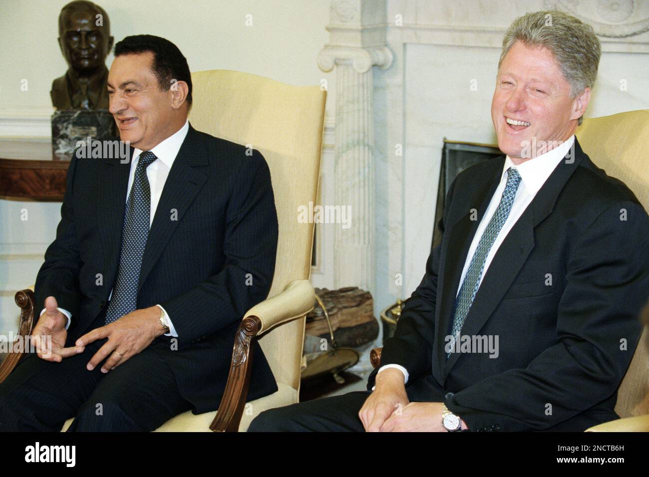 President Bill Clinton shares a laugh with Egyptian President Hosni