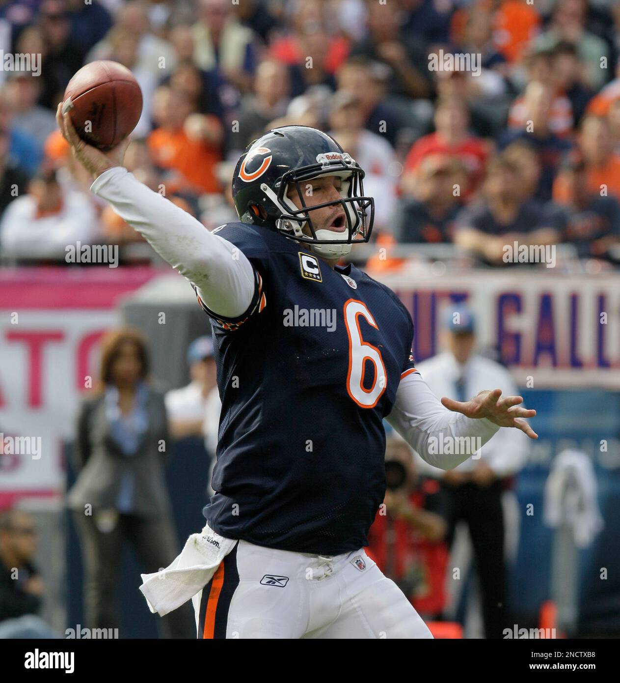 chicago-bears-quarterback-jay-cutler-passes-in-the-second-half-of-an