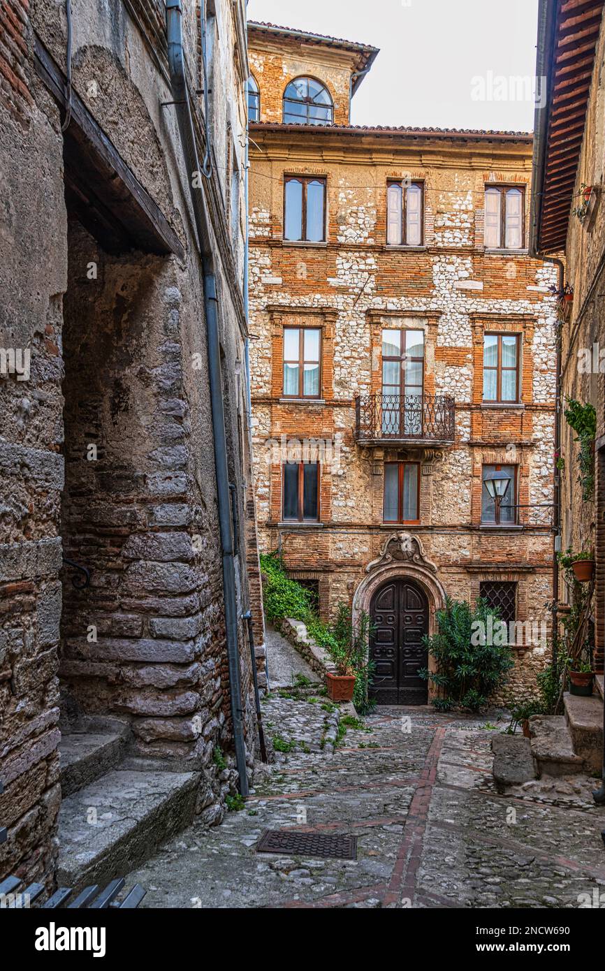 Glimpses of alleys, palaces, arches and steps of the medieval stone and brick town of the municipality of Contigliano. Contigliano, Lazio Stock Photo
