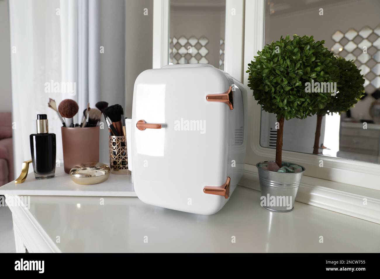 Vanity table hi-res stock photography and images - Alamy