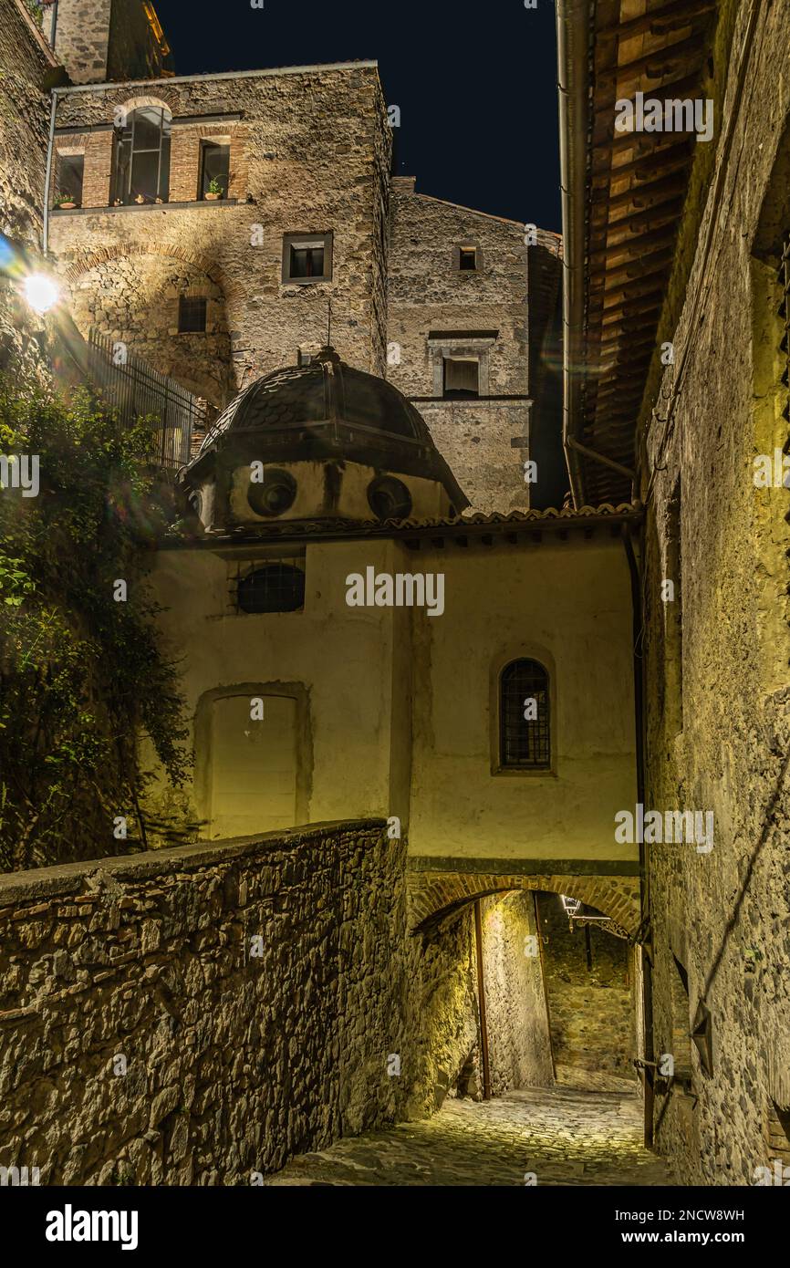 Night glimpses of alleys, palaces, arches and stairways of the medieval stone and brick village of the municipality of Bolsena. Bolsena, Lazio Stock Photo