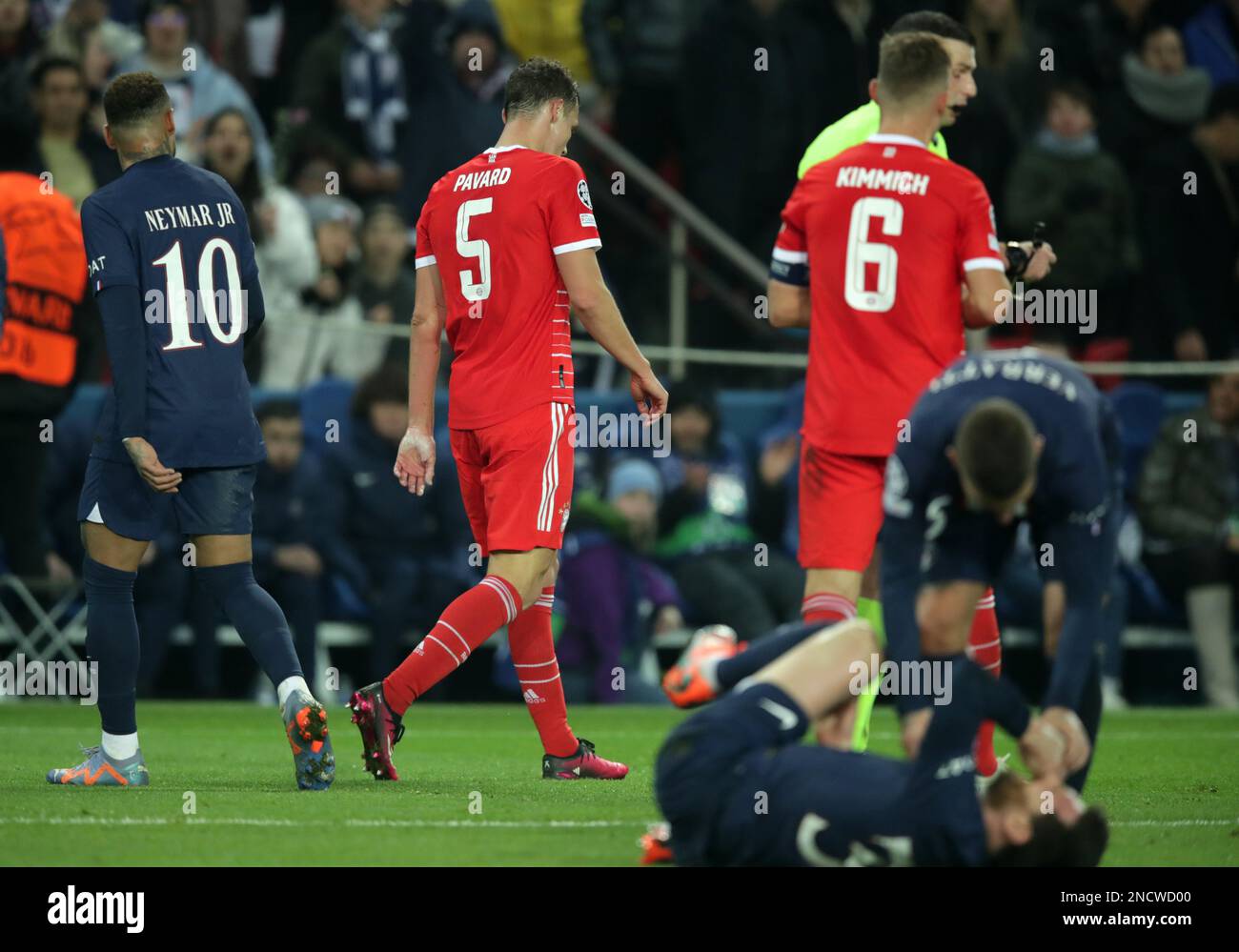 Benjamin Pavard of FC Bayern Muenchen geht nach gelb roter Karte vom ...