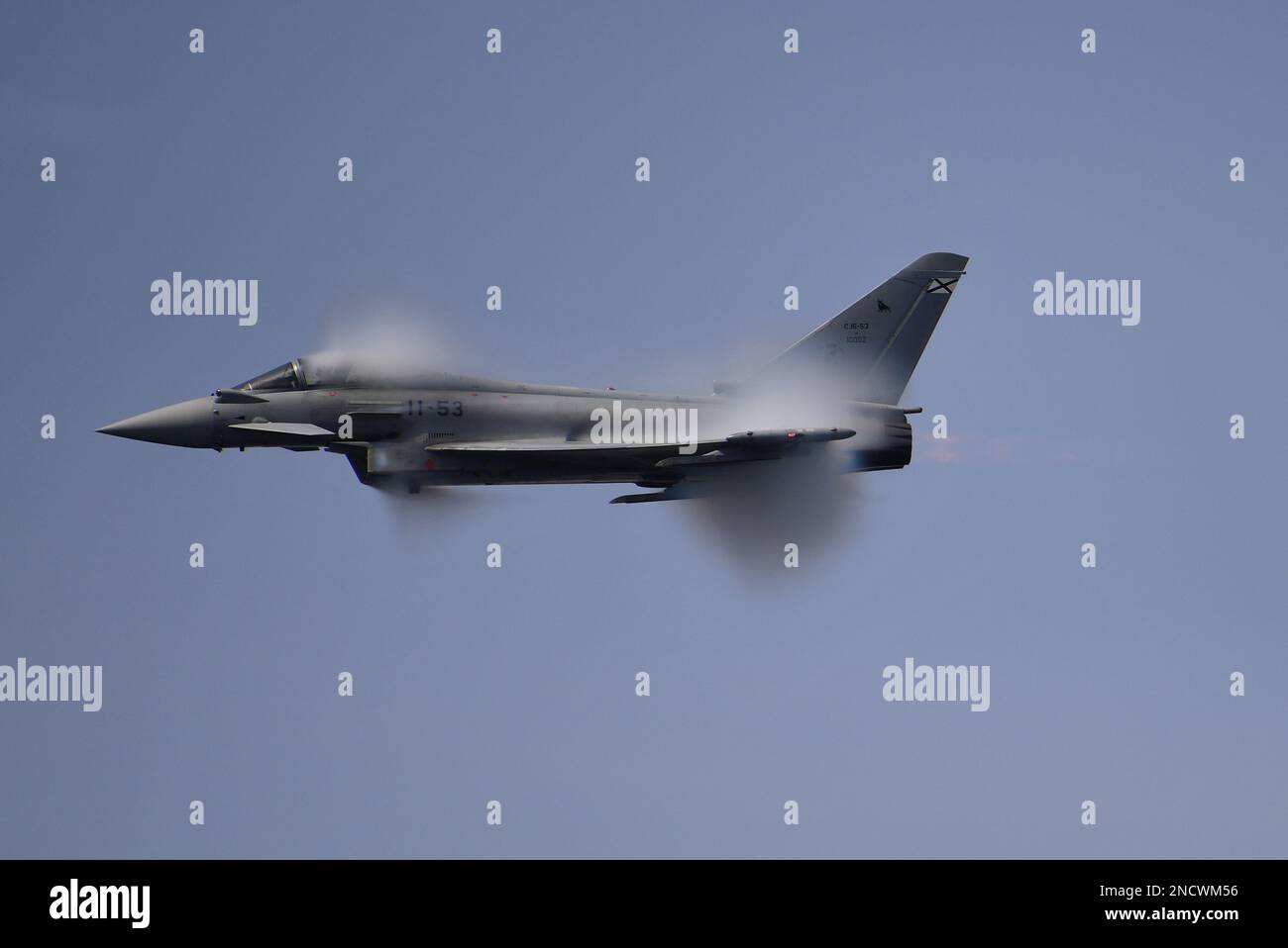 11/09/22 A Eurofighter Typhoon of the Spanish Air Force creates clouds ...